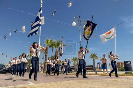 Téléchargez les photos : Larnaca, Chypre - 01 avril 2024 : Des lycéens de différentes écoles en uniforme et en costumes nationaux participent à un défilé solennel dédié à la fête nationale de Chypre. Vue de perspective à angle bas - en image libre de droit