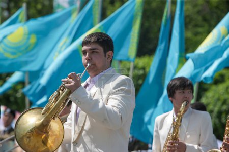 Téléchargez les photos : La Journée internationale des travailleurs au Kazakhstan à Almaty, également connue sous le nom de fête du travail dans la plupart des pays et souvent appelée le 1er mai. Mai. 1. 2011. - en image libre de droit