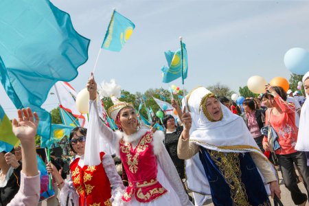 Téléchargez les photos : La Journée internationale des travailleurs au Kazakhstan à Almaty, également connue sous le nom de fête du travail dans la plupart des pays et souvent appelée le 1er mai. Mai. 1. 2011. - en image libre de droit