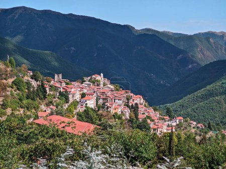 Téléchargez les photos : Arrière-pays de Ligurie avec paysage du village de Triora, le village des sorcières, reportage de voyage en Italie - en image libre de droit