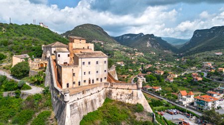 Foto de Fotografía aérea de aviones no tripulados muestra la fortificación histórica de Castelfranco en la ciudad italiana de Finalborgo durante un informe de excursión. - Imagen libre de derechos