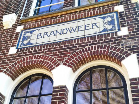 Ein altes historisches Gebäude in der Stadt hat ein altes holländisches Brandzeichen an die Wand gemalt..