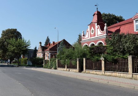rue de la ville de Krosno et vieux bâtiments architecturaux     