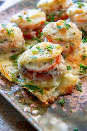 Téléchargez les photos : Légumes cuits au four avec du fromage Mozzarella sur la vaisselle, Style alimentaire propre. - en image libre de droit