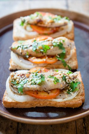 Téléchargez les photos : Salade de poisson avec pain de tranche de blé entier et légumes propres. - en image libre de droit