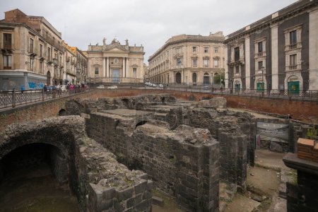 Foto de CATANIA, SICILY  - APRIL 22, 2019: Ruins of the Anfiteatro Romano di Catania in Sicily - Imagen libre de derechos
