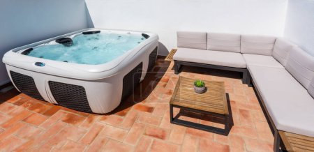 Auf der Terrasse des Hauses gibt es einen modernen Whirlpool im Freien für Touristen zum Entspannen. Hochwertiges Foto