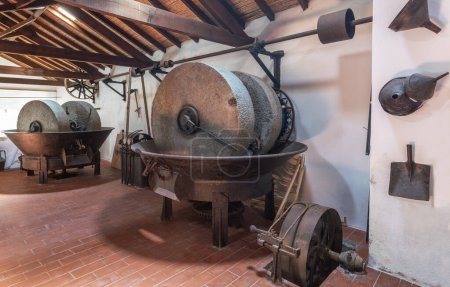 Téléchargez les photos : La presse à huile d'olive est installée dans les locaux de l'ancien équipement pour la production d'huile d'olive, moulin à pierre et presse mécanique, moulin à huile d'olive. Photo de haute qualité - en image libre de droit