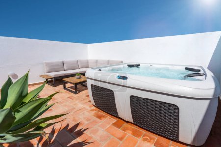 En la terraza de la casa hay una moderna bañera de hidromasaje al aire libre para que los turistas se relajen. Foto de alta calidad