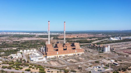 Téléchargez les photos : Vue aérienne d'une centrale au charbon dans la ville de Sines, surplombant la mer au Portugal. Images 4k de haute qualité. Zone industrielle de la ville. - en image libre de droit