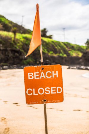 Foto de Un letrero cerrado en la playa en la orilla norte de Oahu - Imagen libre de derechos
