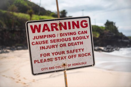 Foto de Una señal de advertencia en la playa en la orilla norte de Oahu, - Imagen libre de derechos