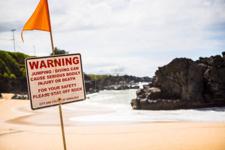 Foto de Una señal de advertencia en la playa en la orilla norte de Oahu, Hawái - Imagen libre de derechos