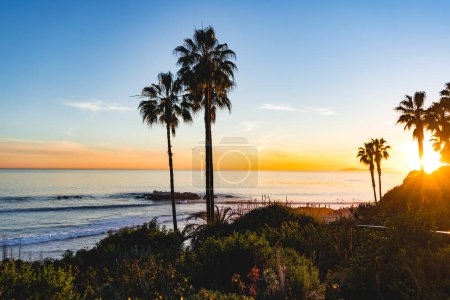 Foto de Una vista de Laguna Beach puesta de sol en la playa. Laguna Beach se encuentra en el sur de California. - Imagen libre de derechos