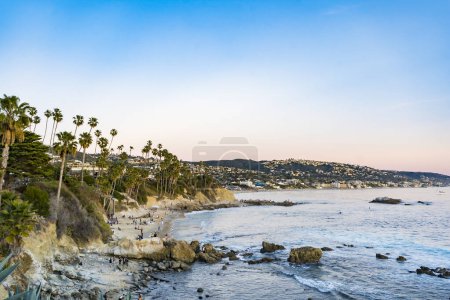 Schöne Klippen an der Küste und die Stadt Laguna Beach