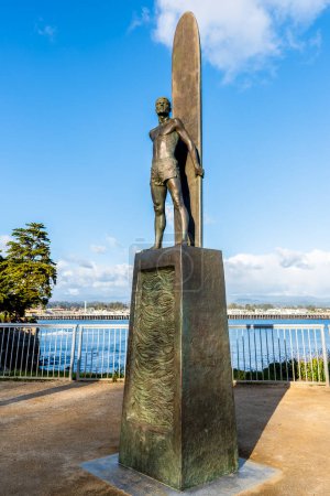 Téléchargez les photos : La statue du surfeur sur la côte de Santa Cruz. - en image libre de droit