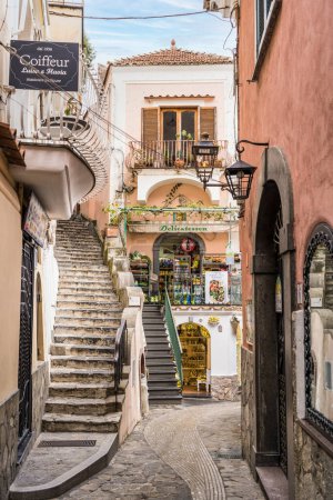 Foto de Positano, Italia - 3 de marzo de 2023: Vista de una típica calle Positano - Imagen libre de derechos