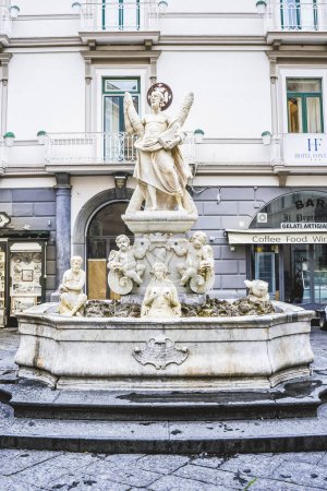 Téléchargez les photos : Amalfi, Italie - 3 mars 2023 : Fontaine Saint André Amalfi en Campanie, Italie du Sud - en image libre de droit