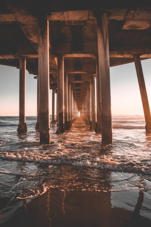 Téléchargez les photos : Vue de la face inférieure de la jetée Huntington Beach, en Californie, États-Unis - en image libre de droit