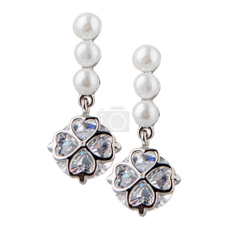 Foto de Par de pendientes de perlas de plata para la novia sobre fondo blanco - Imagen libre de derechos