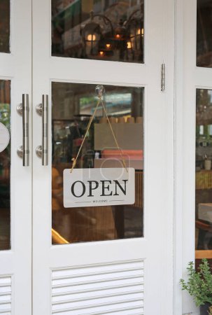 Téléchargez les photos : Panneau ouvert accroché à la porte du café
. - en image libre de droit