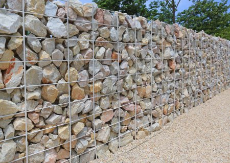 Perspektive der Steinmauer mit Stahlstange als Hintergrund.