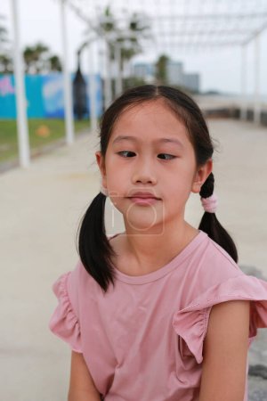 Téléchargez les photos : Ludique asiatique fille enfant avec strabisme yeux et cheeky visage. - en image libre de droit