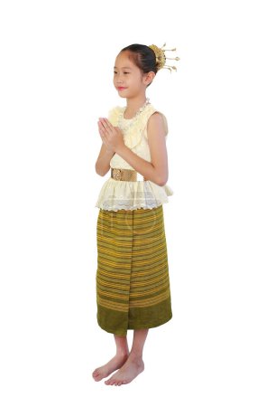 Asiatisches Mädchen in traditioneller thailändischer Kleidung, Sarong mit Respekt, Sawasdee-Symbol, Willkommensgeste isoliert auf weißem Hintergrund. Bild in voller Länge mit Clipping-Pfad.