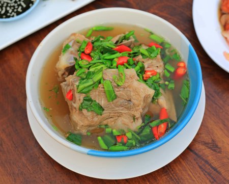 Scharfe und würzige Schweineknochensuppe, Lang zaap. Thailändisches Essen.