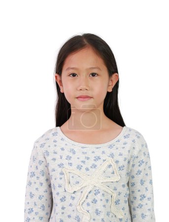 Téléchargez les photos : Portrait d'une jeune fille asiatique avec un visage soigné regardant la caméra, isolé sur fond blanc. - en image libre de droit