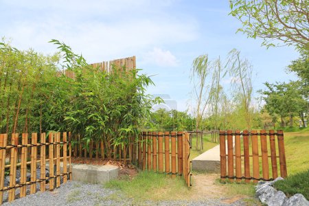 Téléchargez les photos : Porte en bois de style japonais dans le jardin traditionnel japonais. - en image libre de droit