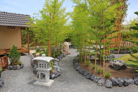 Téléchargez les photos : View of traditional Japanese garden. - en image libre de droit