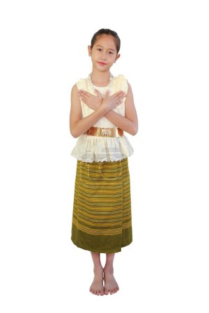 Téléchargez les photos : Fille asiatique souriante en robe de costume thaïlandaise traditionnelle avec faire un geste d'amour sur fond blanc. Image avec chemin de coupe et pleine longueur. - en image libre de droit