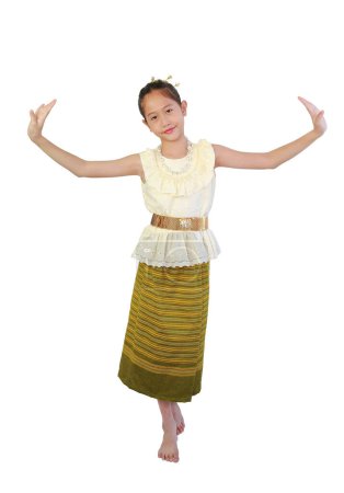 Téléchargez les photos : Belle enfant asiatique jeune fille portant une robe de style thaïlandais traditionnel avec geste de danse autochtone isolé sur fond blanc. Image vue de face et pleine longueur avec chemin de coupe. - en image libre de droit