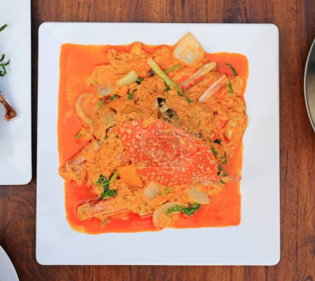 Téléchargez les photos : Remuer le crabe frit avec de la poudre de curry. Fruits de mer de style thaï. Vue du dessus. - en image libre de droit