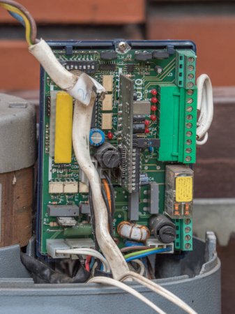 Foto de Placa de circuito impreso con diferentes elementos electrónicos dentro del motor - Imagen libre de derechos