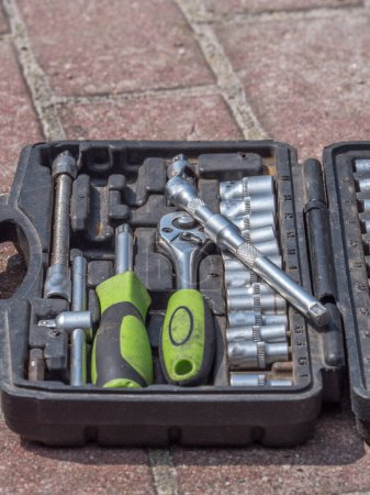 Foto de Juego de tomas de trinquete, llaves de zócalo, llaves planas en una caja de plástico, portátil. - Imagen libre de derechos