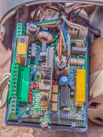 Foto de Placa de circuito impreso con diferentes elementos electrónicos dentro del motor - Imagen libre de derechos