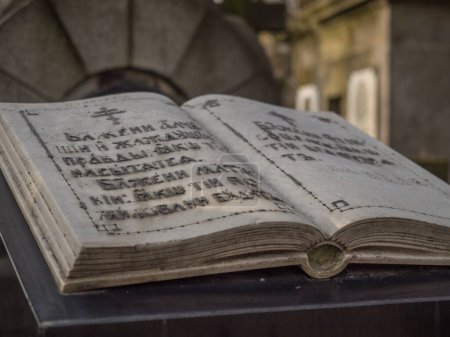 Foto de Varsovia, Polonia - 06 de noviembre de 2017: Tombstone en forma de libro en el cementerio ortodoxo de Varsovia - Imagen libre de derechos