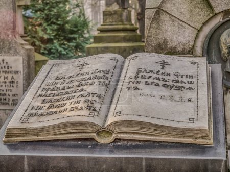 Foto de Lápida en forma de libro en el cementerio ortodoxo de Varsovia, Traducción: 'La madre divina dedicada a la verdad más brillante, Madre, divina, amada, Te adoramos como nos amaste' - Imagen libre de derechos