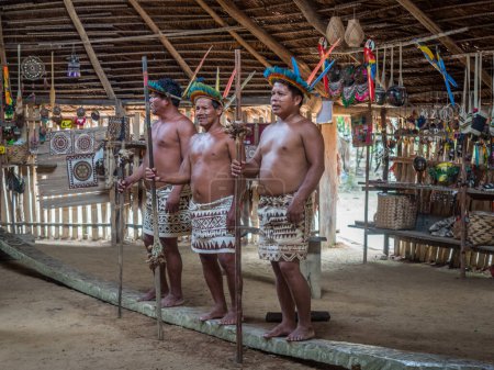 Foto de Iquitos, Perú 26-sep-2018: Indio de la tribu Bora en su traje local - Imagen libre de derechos