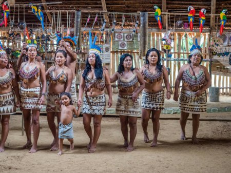 Foto de Iquitos, Perú 26-sep-2018: Indio de la tribu Bora en su traje local - Imagen libre de derechos
