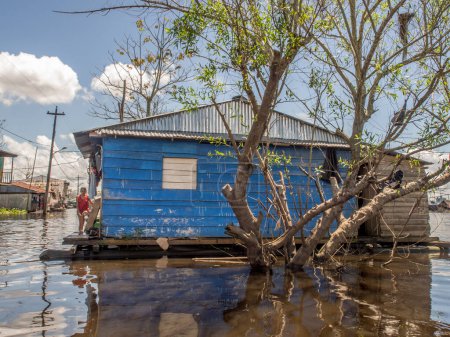 Foto de Iquitos, Perú 16 de mayo de 2016: Casas flotantes en una pequeña ciudad en Perú Belén Beln - Imagen libre de derechos