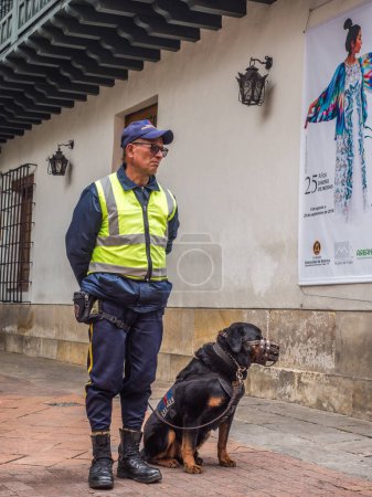 Foto de Bogotá, Colombia - 13 de septiembre de 2013: Policía con perro en la calle de Bogotá. - Imagen libre de derechos