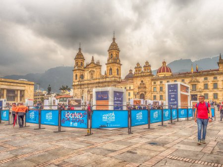 Foto de Bogotá, Colombia - 13 de septiembre de 2013: Exposiciones temporales y turistas en la Plaza Bolívar de Bogotá. La Candelaria. - Imagen libre de derechos