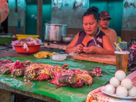 Téléchargez les photos : Iquitos, Pérou - 21 septembre 2017 : Bazar local typique au Pérou avec beaucoup de produits locaux. Belem. Amérique latine. - en image libre de droit