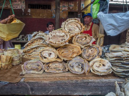 Téléchargez les photos : Iquitos, Pérou - 21 septembre 2017 : Bazar local typique au Pérou avec beaucoup de produits locaux. Belem. Amérique latine. - en image libre de droit