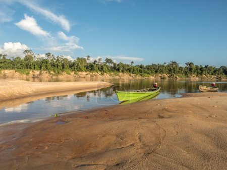 Barcos de madera en la playa de arena en el río Javari, el afluente del río Amazonas, durante la temporada baja de agua. Amazonia. Selva en la frontera de Brasil y Perú. Sudamérica. Dos Fronteras.