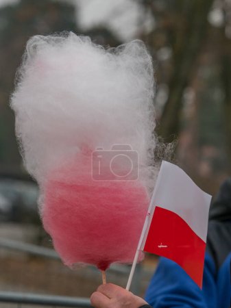 Foto de Jozefow, Polonia - 11 de noviembre de 2018: Niños con algodón blanco y rojo de azúcar en los colores de la bandera polaca. Celebración del 100 aniversario de la independencia polaca. Polonia - Imagen libre de derechos
