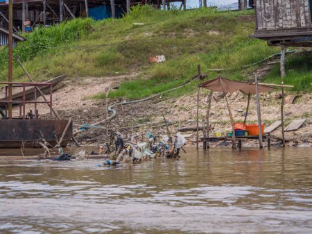 Téléchargez les photos : Iquitos, Pérou - 25 sept. 2018 : Poubelles sur la brèche dans la rivière Itaya pendant la basse saison des eaux dans la junle amazonienne Beln district d'Iquitos Pérou - en image libre de droit